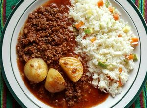 Una foto de Carne molida al achiote con papas