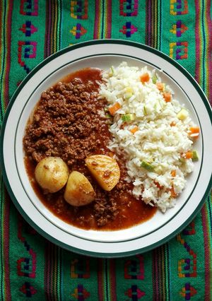 Una foto de Carne molida al achiote con papas