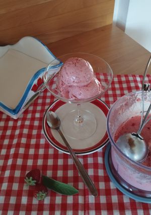 Foto di Gelato light alla fragola con yogurt greco🌷