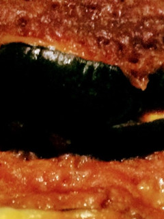 Una foto de Moussaka de berenjena, patata y boloñesa vegetariana en estuche Lékué