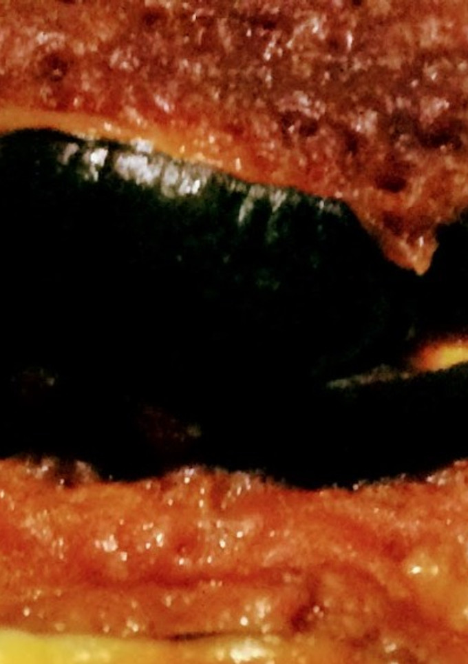 Una foto de Moussaka de berenjena, patata y boloñesa vegetariana en estuche Lékué