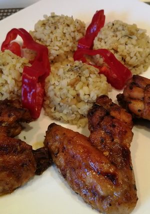 Csípős-mézes BBQ csirkeszárnyak, fokhagymás bulgurral recept fotója
