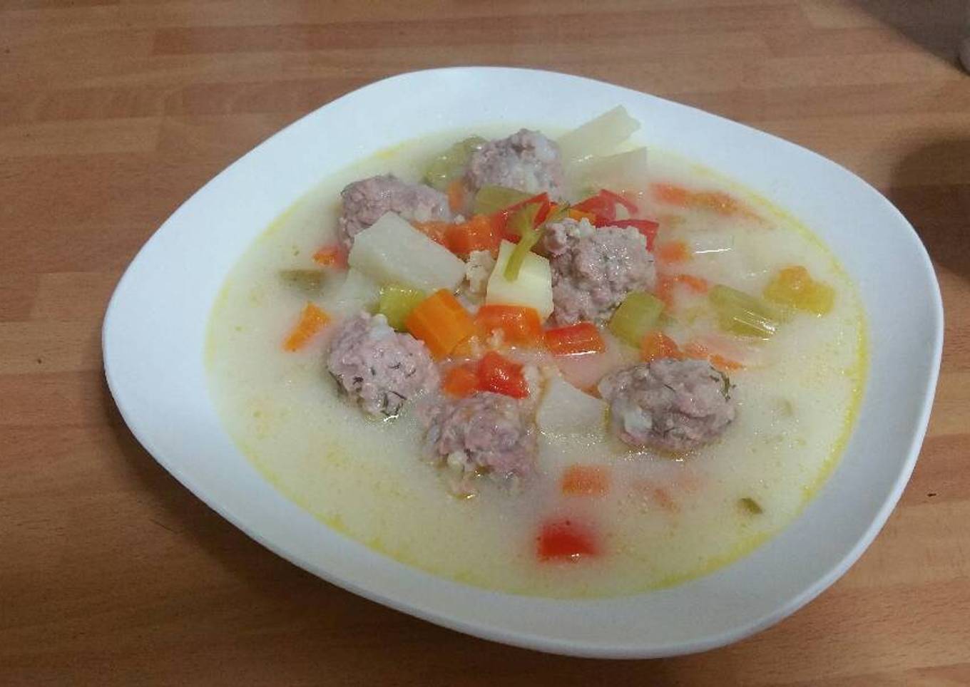 Ciorba: sopa verduras y albóndigas rumana