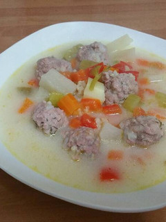 Una foto de Ciorba: sopa verduras y albóndigas rumana