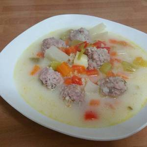 Chorba: sopa verduras y albóndigas rumana