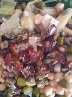 Una foto de Ensalada completa de espinacas