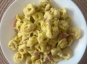 Una foto de macarrón con beicon y nata