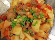 Una foto de penne con carne y tomate