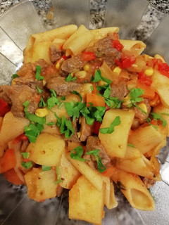 Una foto de Guiso de carne con fideos