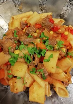 Una foto de Guiso de carne con fideos