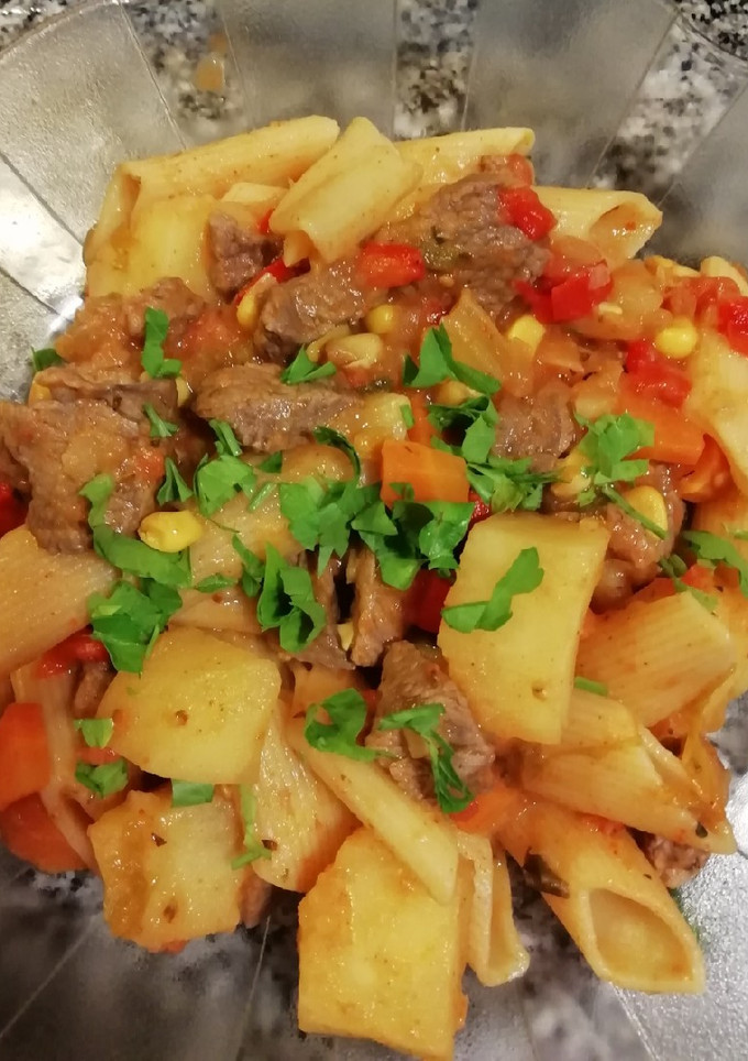 Una foto de Guiso de carne con fideos