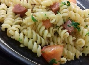 Foto de Macarrão parafuso ao azeite, tomates e linguiça portuguesa