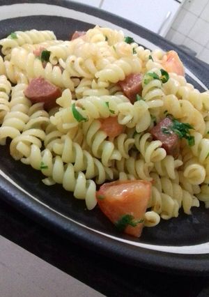 Foto de Macarrão parafuso ao azeite, tomates e linguiça portuguesa