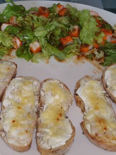 Une photo de Salade et ses tartines chèvre miel
