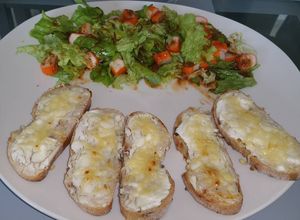 Une photo de Salade et ses tartines chèvre miel