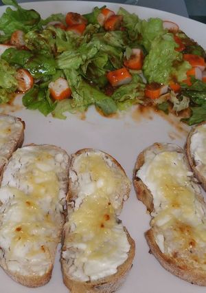 Une photo de Salade et ses tartines chèvre miel