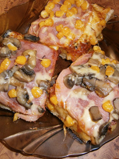 Sonkás, kukoricás, gombás pizza recept fotója