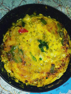 Una foto de Tortilla vegetariana fácil y económica 🍆🍅