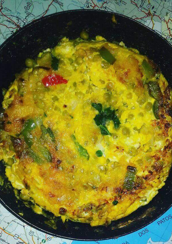 Una foto de Tortilla vegetariana fácil y económica 🍆🍅