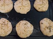 Una foto de pan amasado con oregano