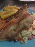 Tocino frito con arroz de pimentón y habichuela