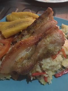 Una foto de Tocino frito con arroz de pimentón y habichuela