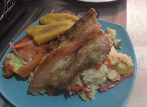 Una foto de Tocino frito con arroz de pimentón y habichuela