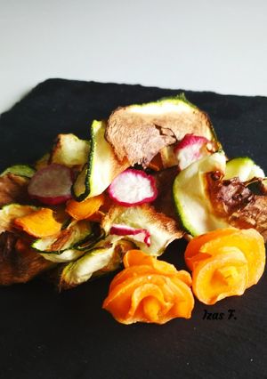 Una foto de Chips de calabacín y verduras variadas