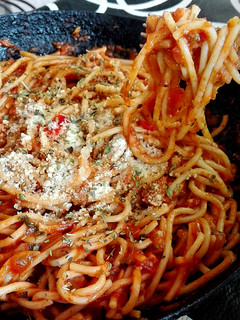 Una foto de Fideos con salsa de tomates salteados🍝