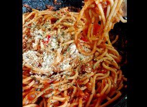Una foto de Fideos con salsa de tomates salteados🍝