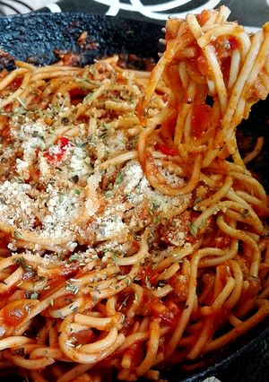 Una foto de Fideos con salsa de tomates salteados🍝