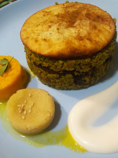 Una foto de Pastelillo de brócoli con verduras, frutos secos y Ali olis