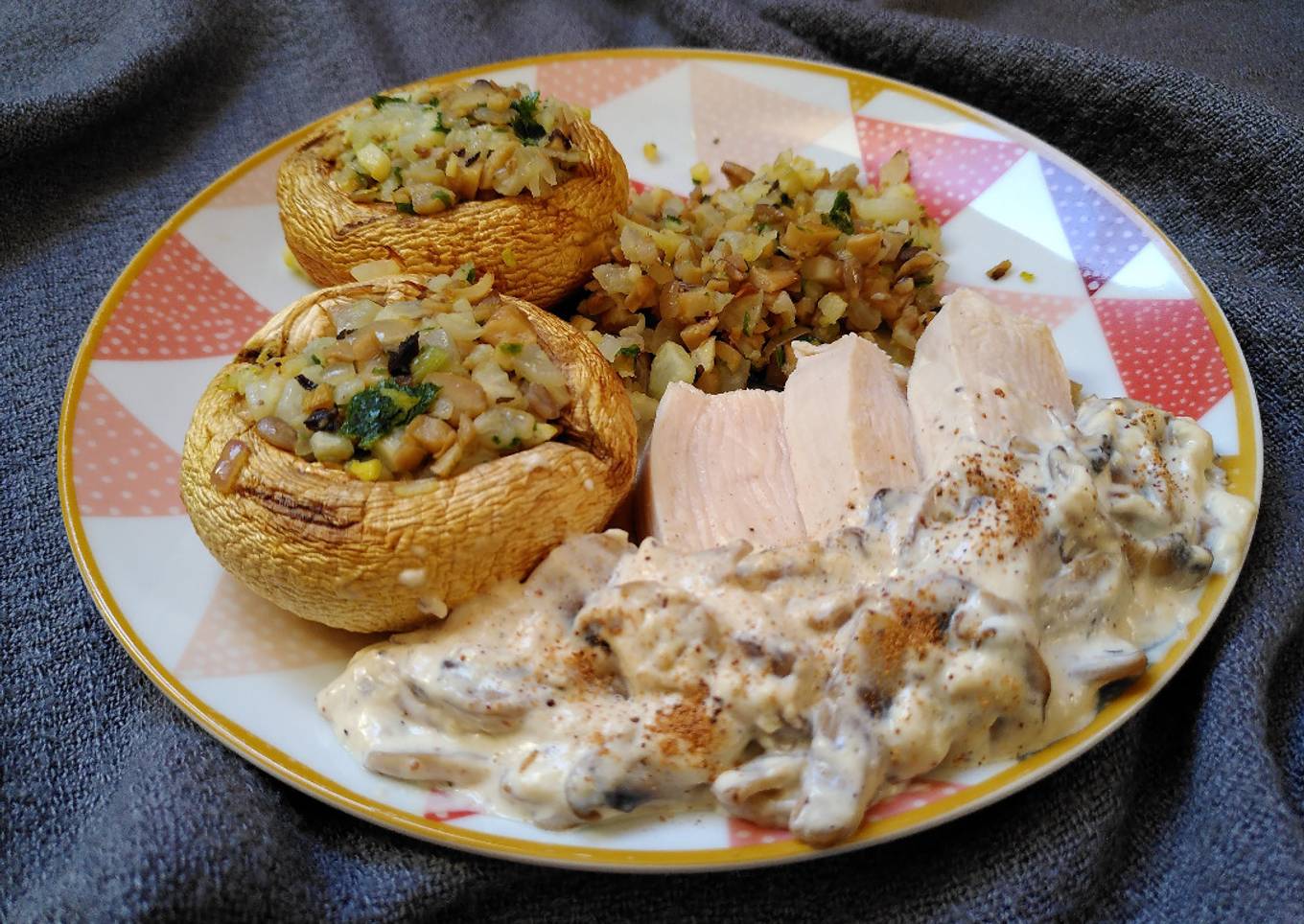 Filets de poulet pochés et sauce aux champignons