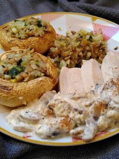 Une photo de Filets de poulet pochés et sauce aux champignons