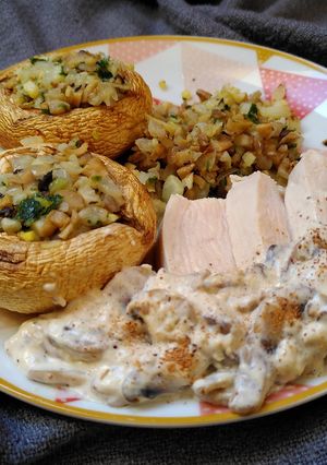 Une photo de Filets de poulet pochés et sauce aux champignons