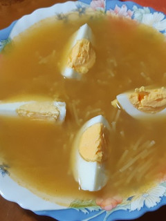 Una foto de Sopa de puchero con huevo duro