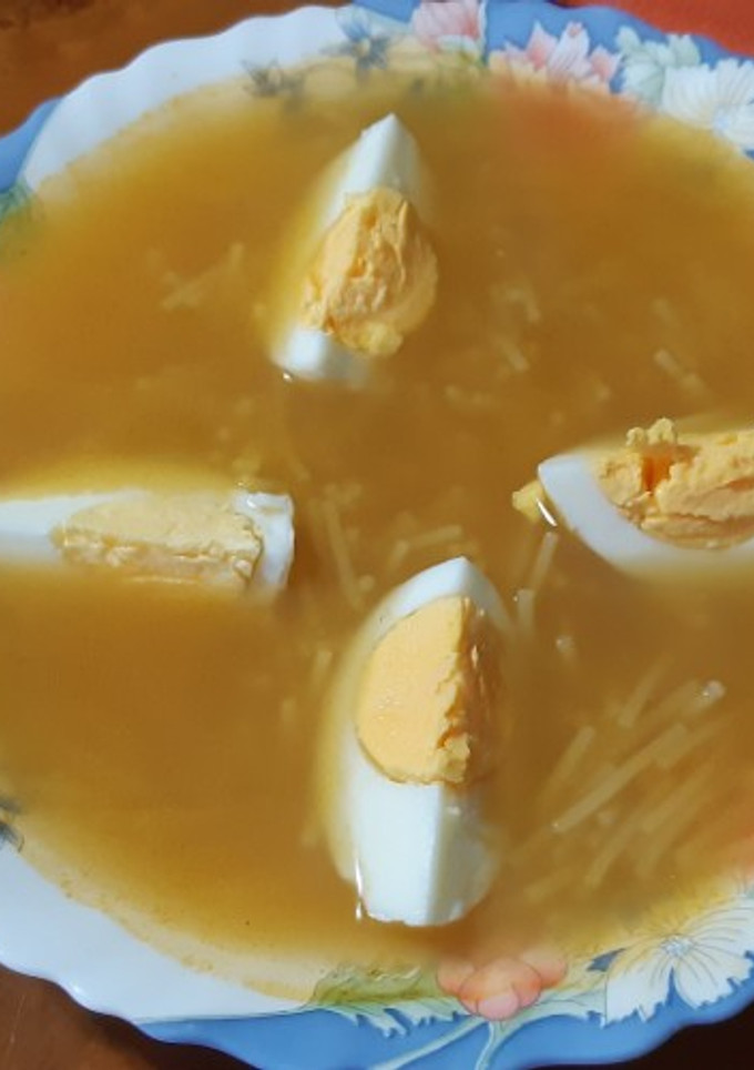 Una foto de Sopa de puchero con huevo duro