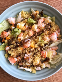 Una foto de Ensalada de langostinos y Cous Cous 🥗🍤