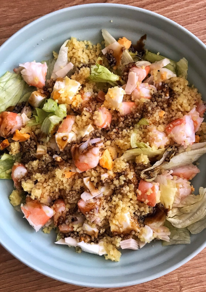 Una foto de Ensalada de langostinos y Cous Cous 🥗🍤