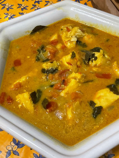 Une photo de Curry de Julienne au lait de coco, épices et tomates