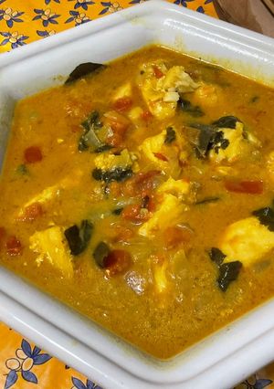 Une photo de Curry de Julienne au lait de coco, épices et tomates