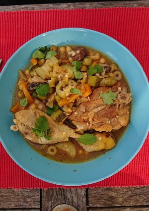 Une photo de Tajine poulet au citron et olives