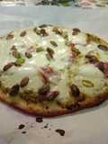 Pizza de pesto y pistachos