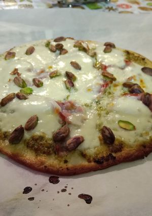 Una foto de Pizza de pesto y pistachos