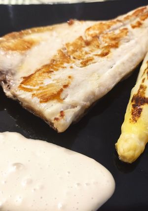 Una foto de Lubina Salvaje a la Plancha con Espárragos Blancos Y Mayonesa de Humo