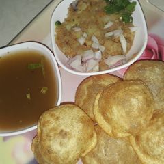 A picture of Gol gappe puri.