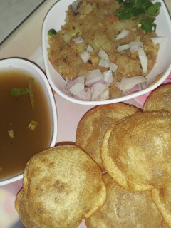 A picture of Gol gappe puri.