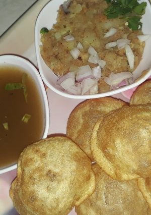 A picture of Gol gappe puri.