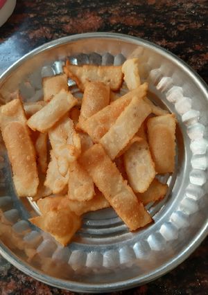 A picture of Namak pare.