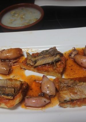 Una foto de Cenando con tres latas